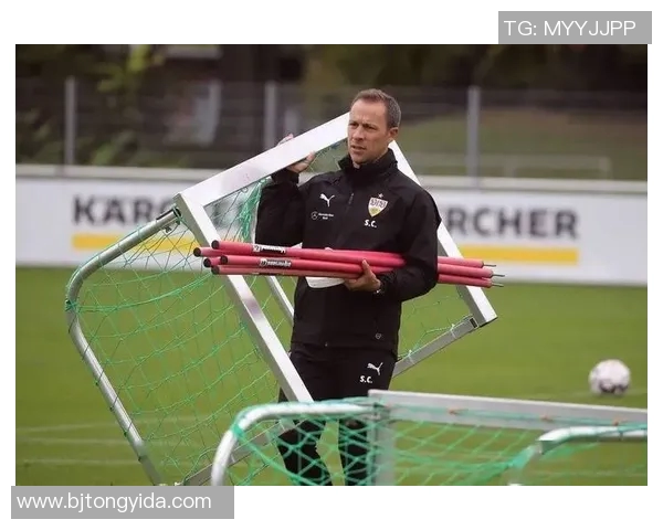 美式足球明星麦克的传奇人生与赛场背后的奋斗故事